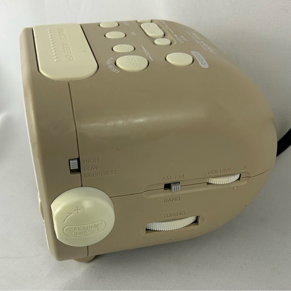 Sony Liv Alarm Clock Dream Machine AM/FM Radio Electric Good Working Condition - Picture 6 of 7